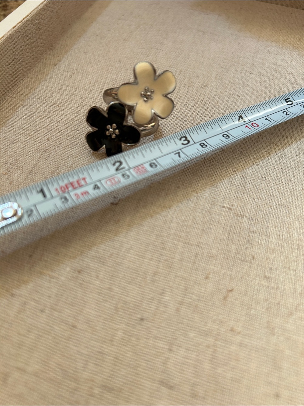 FLOWER RING • Adorable Black & White Enamel & Silver Tone Costume Jewelry Ring - Picture 7 of 10